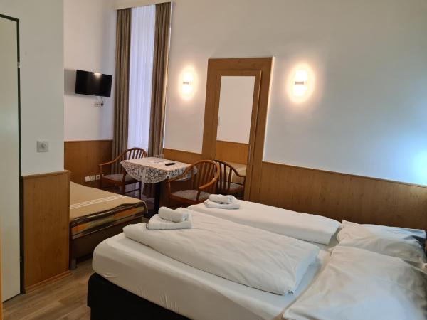 Pension Ani-Falstaff : photo 1 de la chambre chambre triple