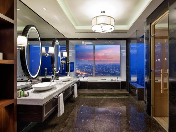 Hilton Istanbul Bomonti : photo 3 de la chambre suite diplomate lit king-size avec accès au salon exécutif