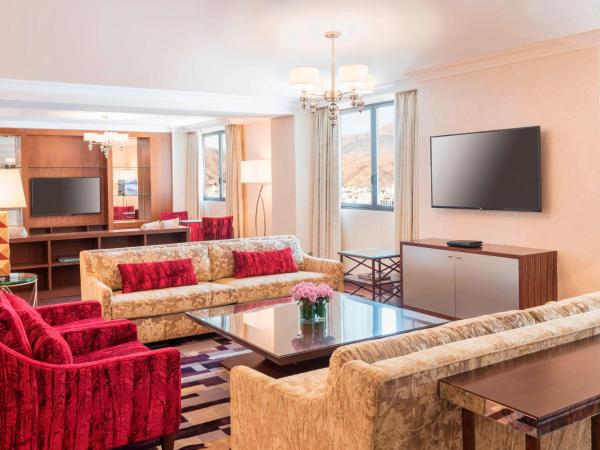 Sheraton Oman Hotel : photo 1 de la chambre suite royale plus spacieuse avec lit king-size et accès au salon club