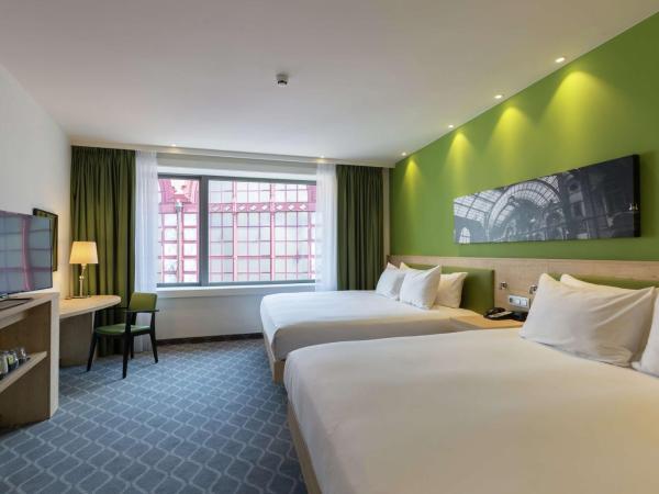 Hampton By Hilton Antwerp Central Station : photo 1 de la chambre chambre familiale avec 2 lits king-size