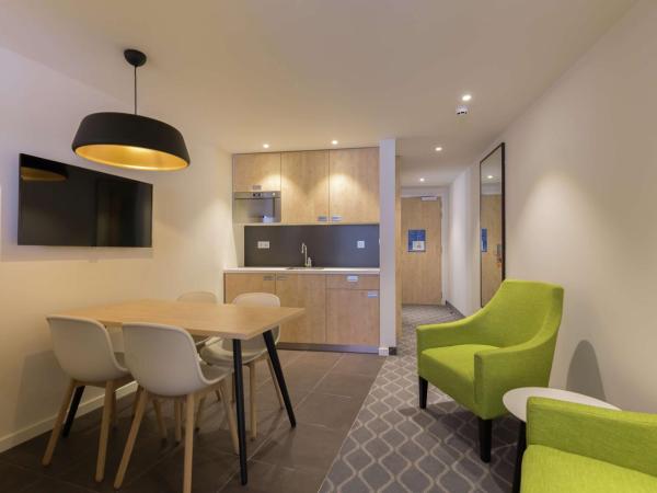 Hampton By Hilton Antwerp Central Station : photo 2 de la chambre chambre familiale avec 2 lits king-size