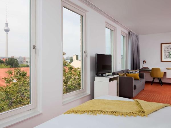 art'otel berlin mitte, Powered by Radisson Hotels : photo 1 de la chambre suite art