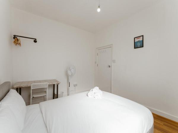 Leyton Comfy Double rooms -50 : photo 1 de la chambre chambre double avec salle de bains commune