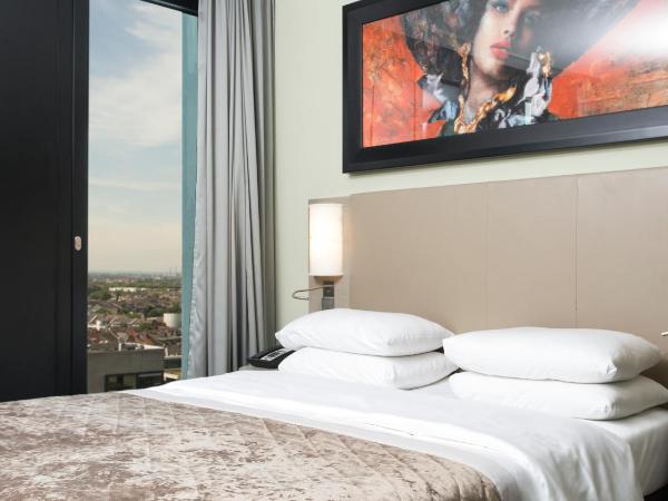 Hyatt Regency Dusseldorf : photo 2 de la chambre chambre lit king-size - accès au club