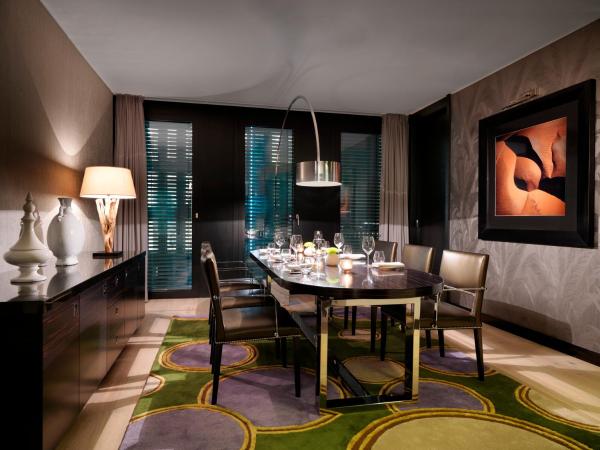 Hyatt Regency Dusseldorf : photo 8 de la chambre suite lit king-size - vue sur port