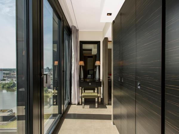 Hyatt Regency Dusseldorf : photo 9 de la chambre suite lit king-size - vue sur port