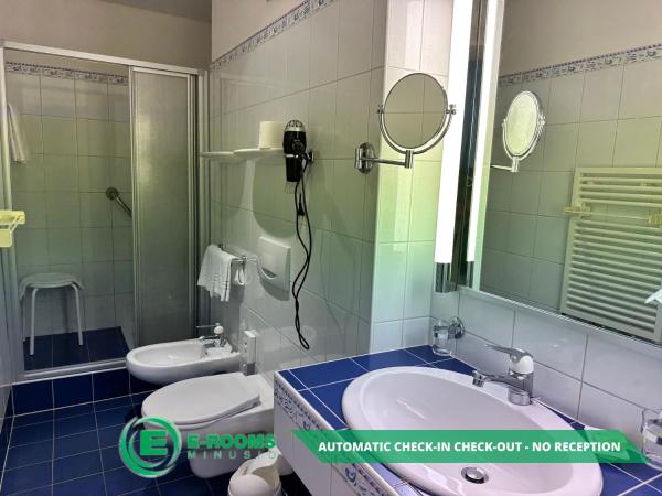 E-Rooms Minusio : photo 5 de la chambre chambre familiale - vue sur lac