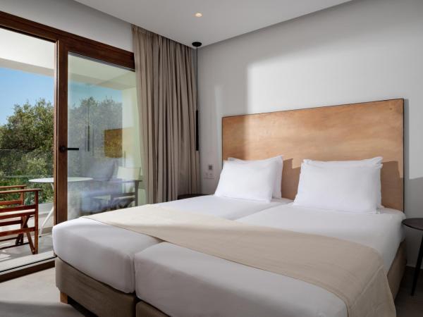 Mika Villas & Suites : photo 4 de la chambre villa avec piscine privée