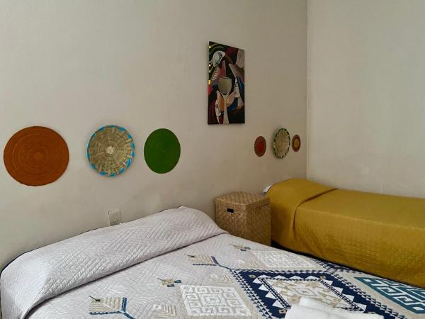 CASA CEMPOAL : photo 1 de la chambre chambre triple avec salle de bains commune