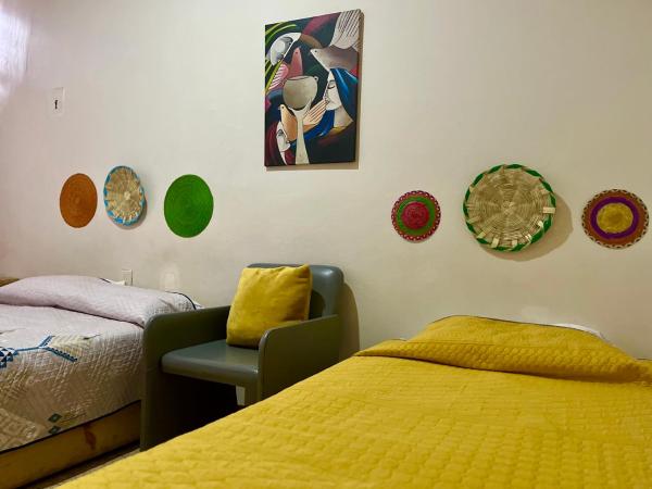 CASA CEMPOAL : photo 2 de la chambre chambre triple avec salle de bains commune