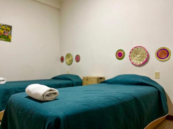 CASA CEMPOAL : photo 1 de la chambre chambre lits jumeaux avec salle de bains commune