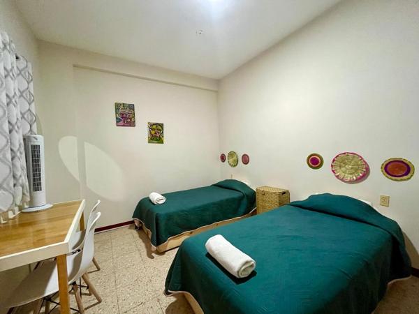 CASA CEMPOAL : photo 3 de la chambre chambre lits jumeaux avec salle de bains commune