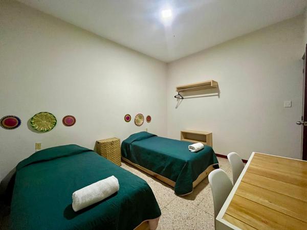 CASA CEMPOAL : photo 2 de la chambre chambre lits jumeaux avec salle de bains commune