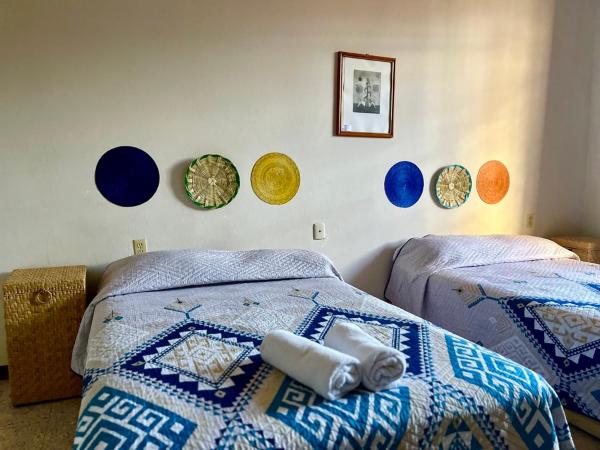 CASA CEMPOAL : photo 1 de la chambre chambre quadruple avec salle de bains commune