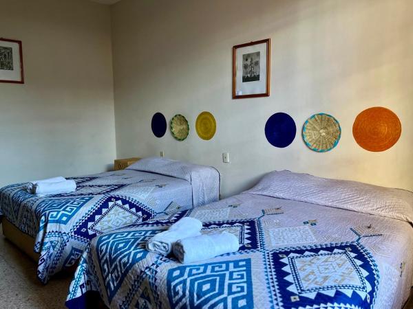 CASA CEMPOAL : photo 3 de la chambre chambre quadruple avec salle de bains commune