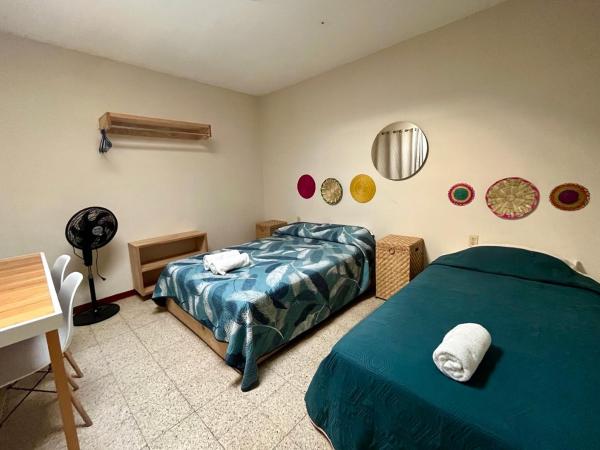 CASA CEMPOAL : photo 2 de la chambre chambre triple avec salle de bains commune