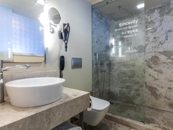 Ramada By Wyndham Istanbul Pera Taksim : photo 6 de la chambre chambre double standard