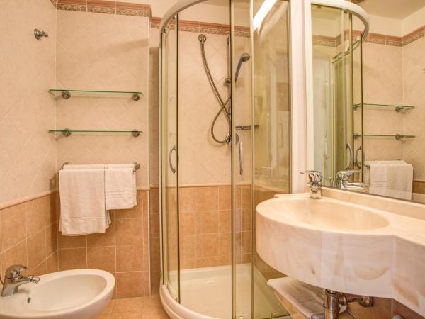 Hotel Caesar Paladium : photo 5 de la chambre chambre double supérieure avec lit d'appoint et vue sur la mer