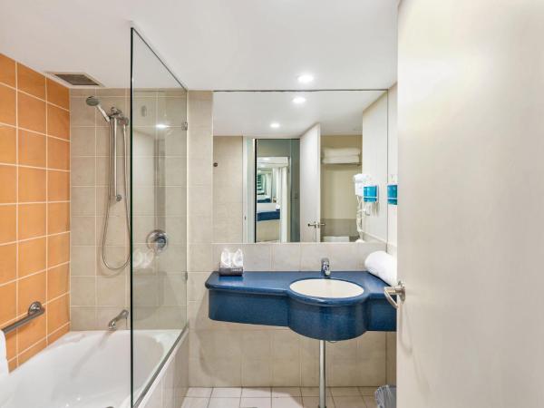 Novotel Cairns Oasis Resort : photo 5 de la chambre chambre king standard avec vue sur la piscine