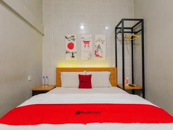 RedDoorz @ Manukan Surabaya : photo 5 de la chambre chambre double