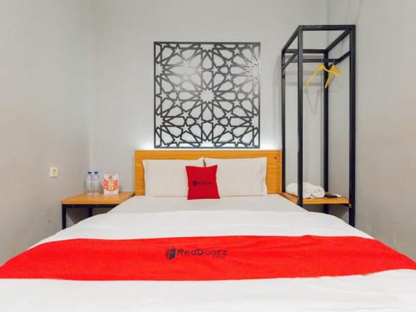 RedDoorz @ Manukan Surabaya : photo 2 de la chambre chambre double