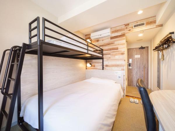 Super Hotel Chiba Ekimae : photo 1 de la chambre chambre lits jumeaux avec lit d'appoint - fumeurs