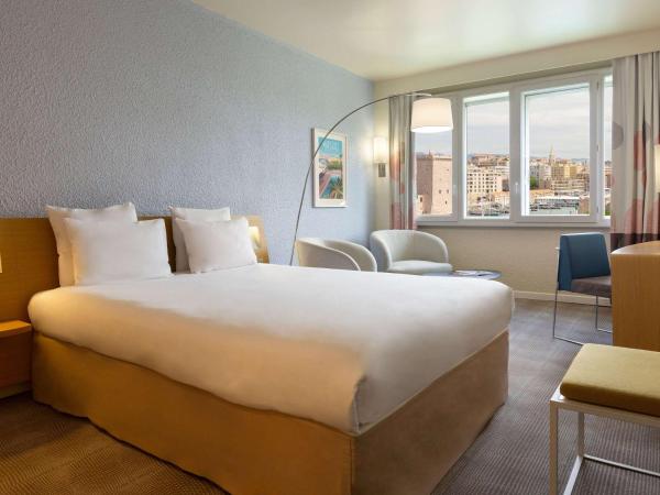 Novotel Marseille Vieux Port : photo 2 de la chambre chambre lit queen-size de luxe avec vue sur le port