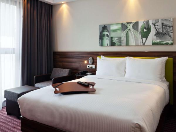 Hampton by Hilton Świnoujscie : photo 2 de la chambre chambre lit queen-size 