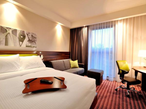 Hampton by Hilton Świnoujscie : photo 2 de la chambre chambre lit queen-size avec canapé-lit