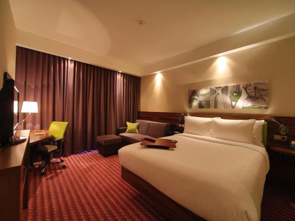 Hampton by Hilton Świnoujscie : photo 3 de la chambre chambre lit queen-size avec canapé-lit