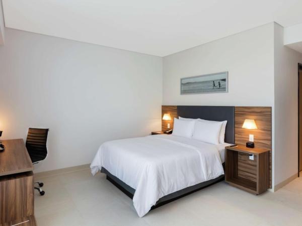 Hampton Inn By Hilton Cancun Cumbres : photo 1 de la chambre queen suite with roll-in shower - mobility and hearing access non-smoking