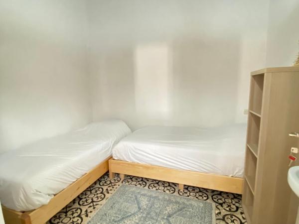 Hostel La Smala : photo 2 de la chambre chambre lits jumeaux avec salle de bains commune
