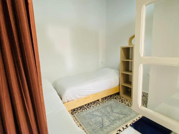 Hostel La Smala : photo 3 de la chambre chambre lits jumeaux avec salle de bains commune