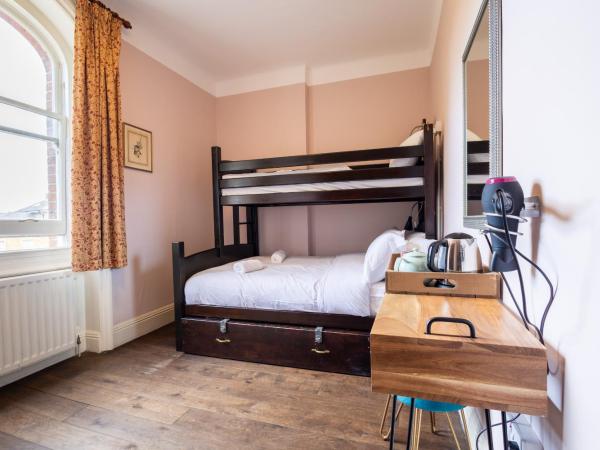 Palmers Lodge Swiss Cottage : photo 3 de la chambre chambre triple avec salle de bains privative