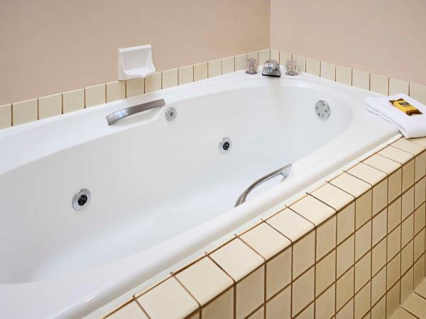 Best Western Plus Lamplighter Inn & Conference Centre : photo 1 de la chambre king room with jetted tub - north wing