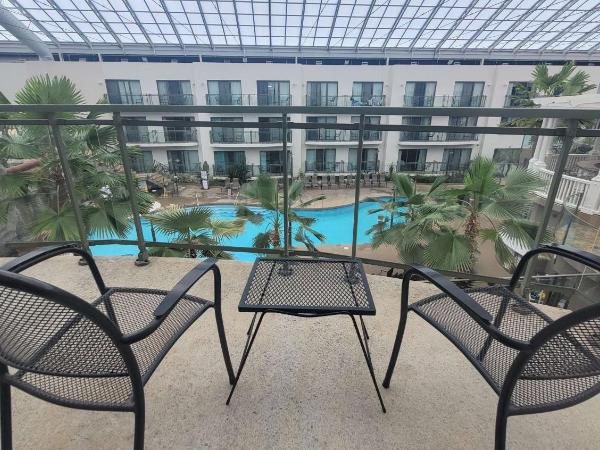 Best Western Plus Lamplighter Inn & Conference Centre : photo 3 de la chambre queen suite with sofa bed, balcony and jetted tub - atrium view/non-smoking