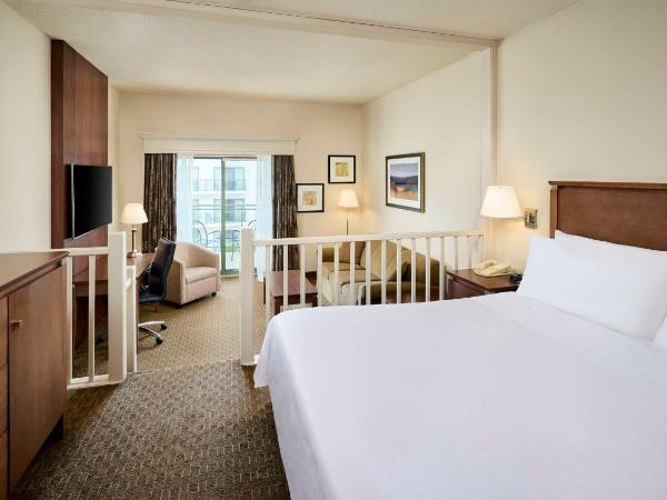 Best Western Plus Lamplighter Inn & Conference Centre : photo 7 de la chambre queen suite with sofa bed and patio - atrium view