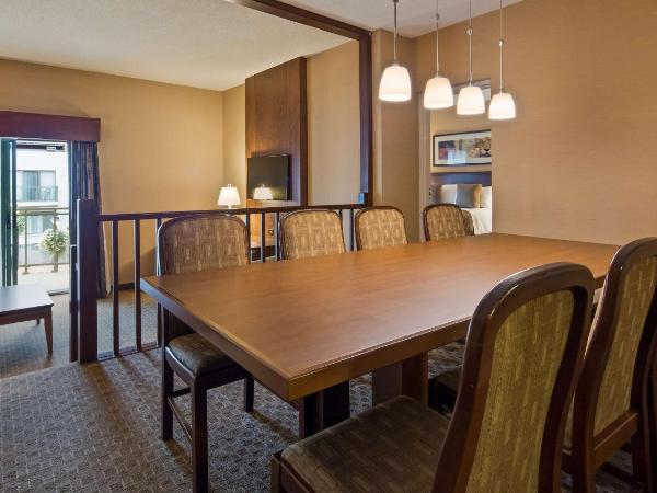 Best Western Plus Lamplighter Inn & Conference Centre : photo 7 de la chambre suite 1 chambre lit king-size avec bain à remous