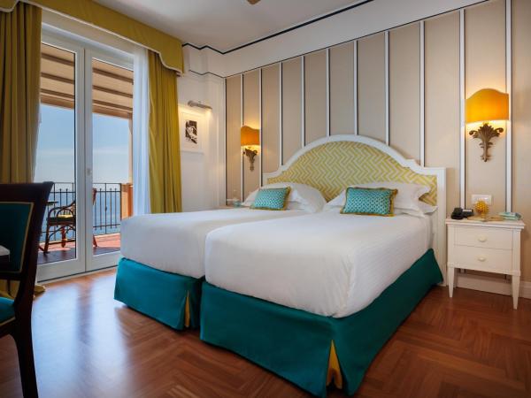 Grand Hotel San Pietro Taormina : photo 1 de la chambre chambre familiale premium avec terrasse