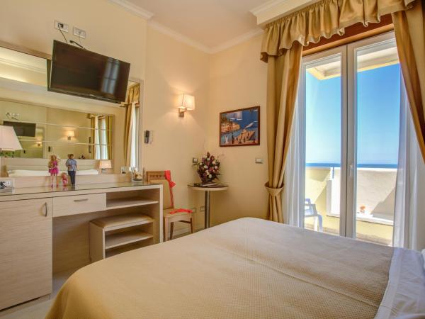 Hotel Caesar Paladium : photo 1 de la chambre chambre double supérieure avec lit d'appoint et vue sur la mer