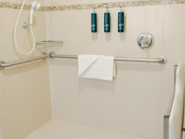 Hilton Portland Downtown : photo 4 de la chambre king corner room with roll-in shower - hearing accessible