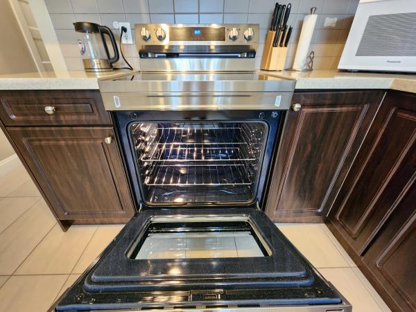 Rare Find Exquisitely New Quiet & Safe Skytrain Home : photo 4 de la chambre suite 2 chambres