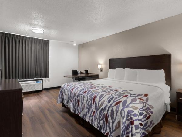 Red Roof Inn & Suites Savannah Airport : photo 4 de la chambre chambre lit king-size supérieure - non-fumeurs