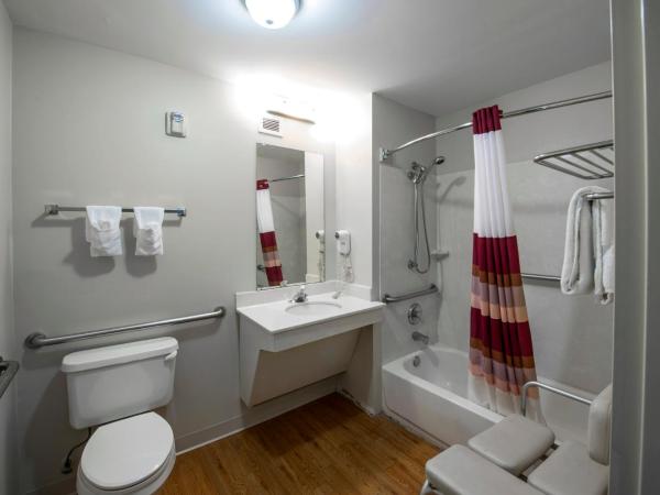 Red Roof Inn & Suites Savannah Airport : photo 5 de la chambre deluxe room with two double beds disability access smoking