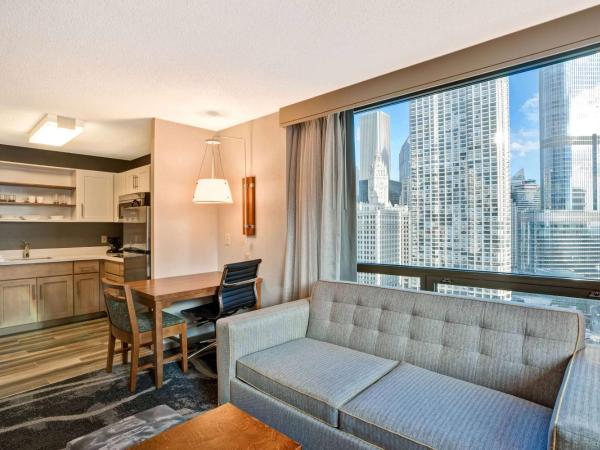 Homewood Suites by Hilton Chicago Downtown : photo 3 de la chambre suite d'angle lit king-size avec canapé-lit - vue sur ville