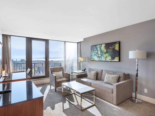 DoubleTree by Hilton Hotel & Suites Victoria : photo 3 de la chambre suite lit king-size avec balcon - vue