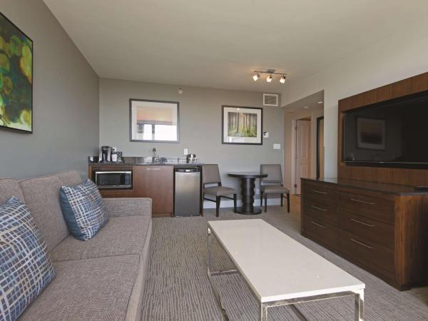 DoubleTree by Hilton Hotel & Suites Victoria : photo 5 de la chambre suite lit king-size avec balcon