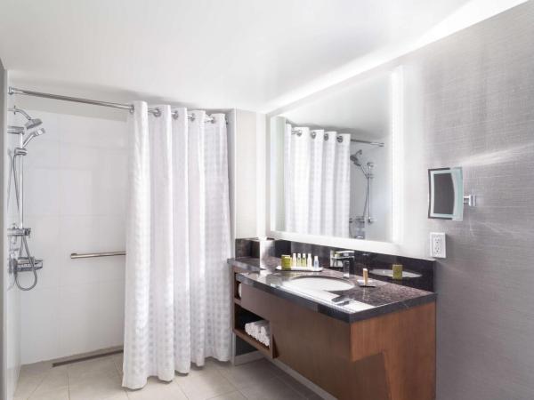 DoubleTree by Hilton Hotel & Suites Victoria : photo 5 de la chambre chambre avec 2 lits queen-size - accessible aux personnes à mobilité réduite