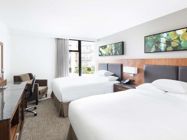 DoubleTree by Hilton Hotel & Suites Victoria : photo 4 de la chambre chambre avec 2 lits queen-size - vue sur ville