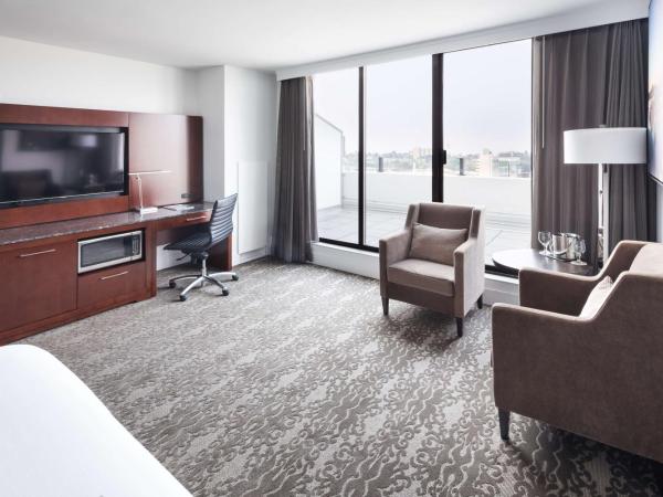 DoubleTree by Hilton Hotel & Suites Victoria : photo 4 de la chambre chambre lit king-size avec vue